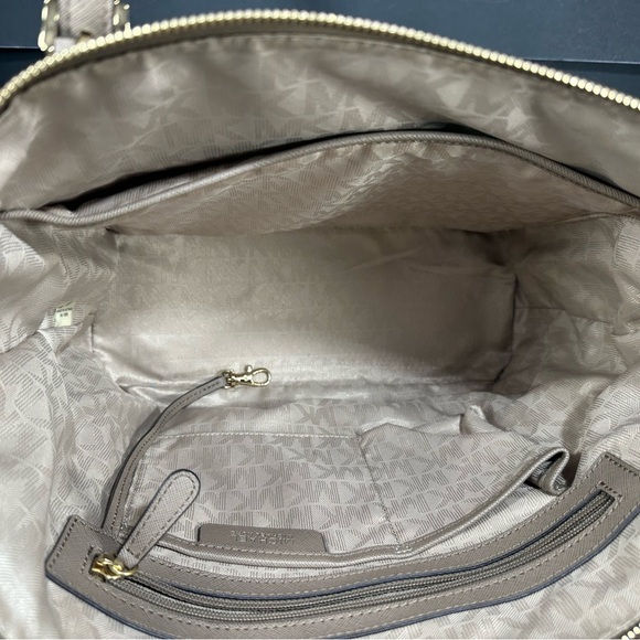 Michael Kors Beige Tote Bag pre owned Exellent condition - Picture 6 of 8